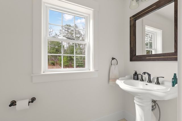 15 Maxwell Ln, Sandwich, MA 02563