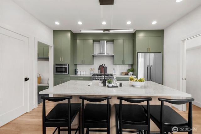 4048 32nd Avenue W, Seattle, WA 98199