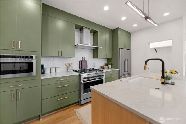 4048 32nd Avenue W, Seattle, WA 98199