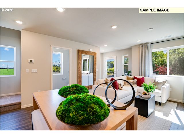 856 SIFUENTEZ Ct, Woodburn, OR 97071