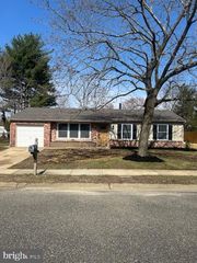 10 IVY LN, Sicklerville, NJ 08081