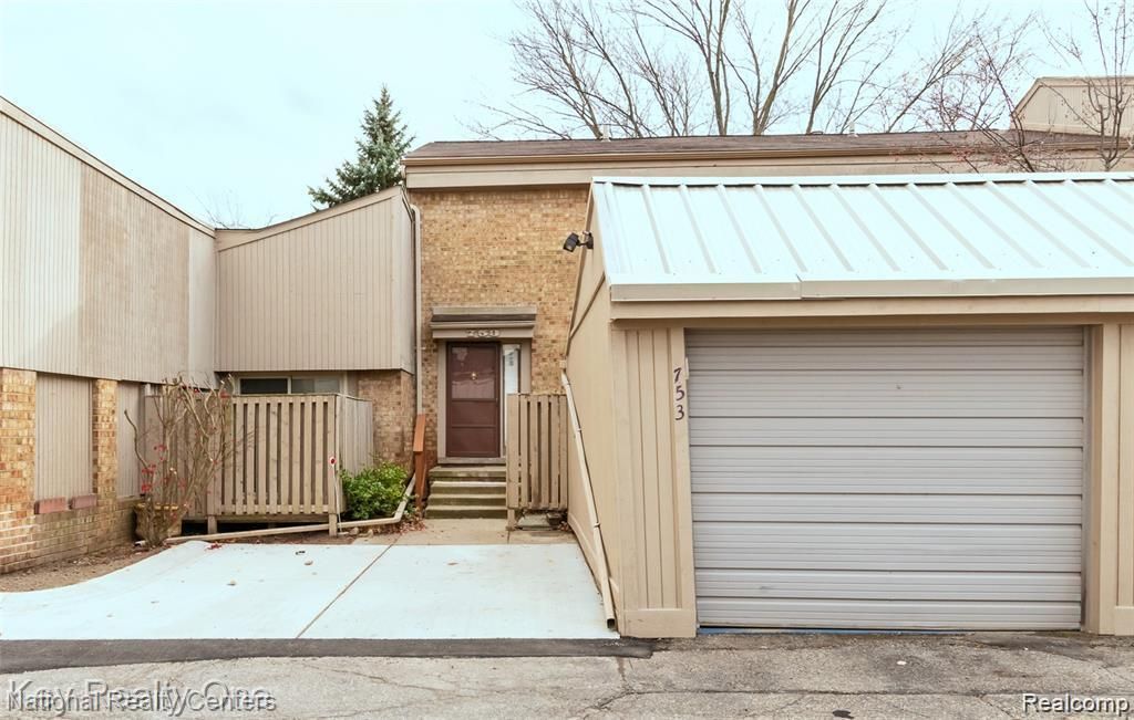 753 Oak Brook Ridge Drive, Rochester Hills, MI 48307