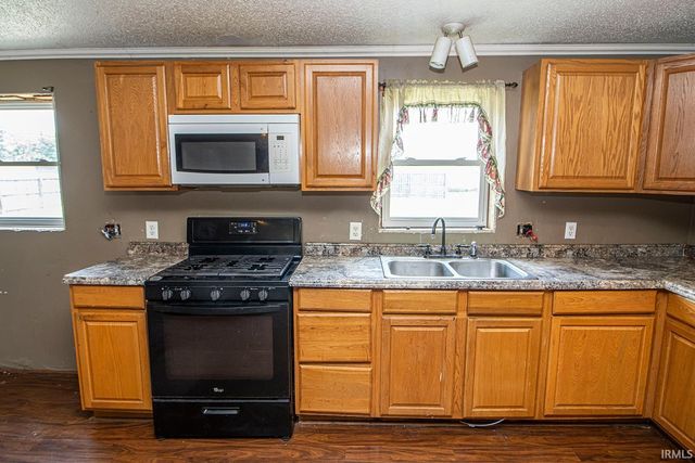 825 Rockshire Court, Gas City, IN 46933