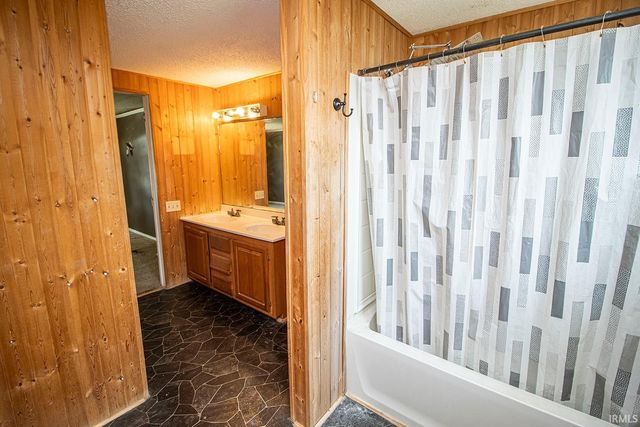825 Rockshire Court, Gas City, IN 46933