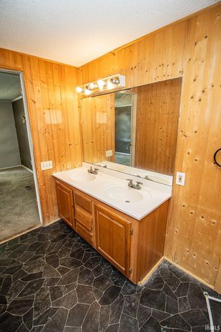 825 Rockshire Court, Gas City, IN 46933