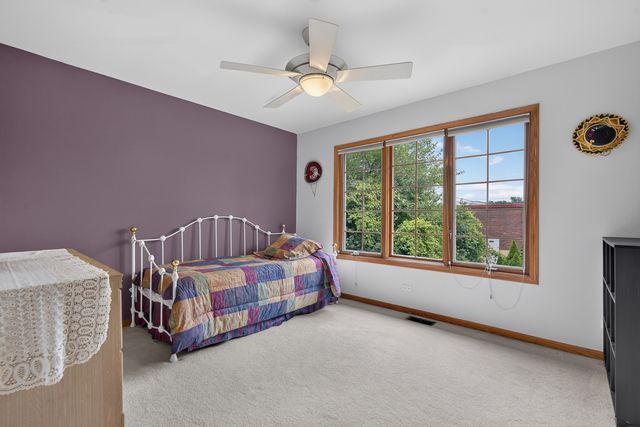 1605 Myrtle Park Street, Roselle, IL 60172