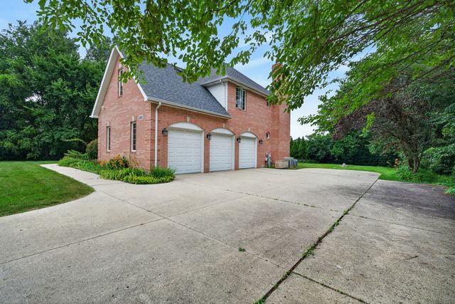 1605 Myrtle Park Street, Roselle, IL 60172