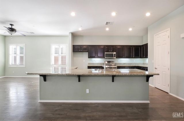 10026 Besancon Way, Bakersfield, CA 93306