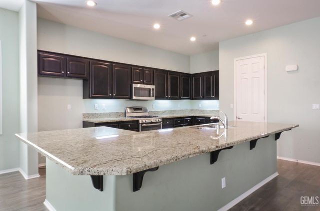 10026 Besancon Way, Bakersfield, CA 93306