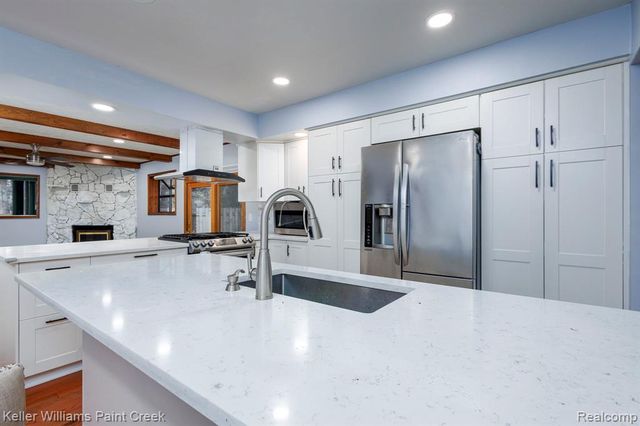 5190 Babbit Drive, Troy, MI 48085