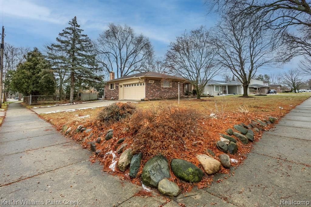 5190 Babbit Drive, Troy, MI 48085