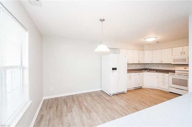 567 Seahorse RN, Chesapeake, VA 23320