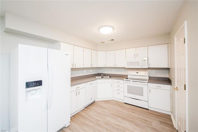 567 Seahorse RN, Chesapeake, VA 23320