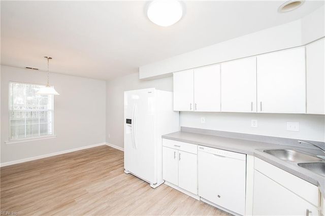 567 Seahorse RN, Chesapeake, VA 23320