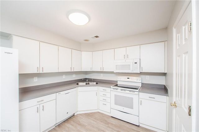 567 Seahorse RN, Chesapeake, VA 23320