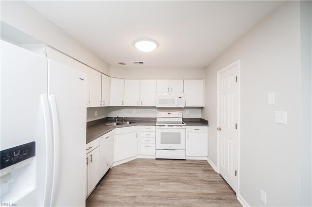 567 Seahorse RN, Chesapeake, VA 23320