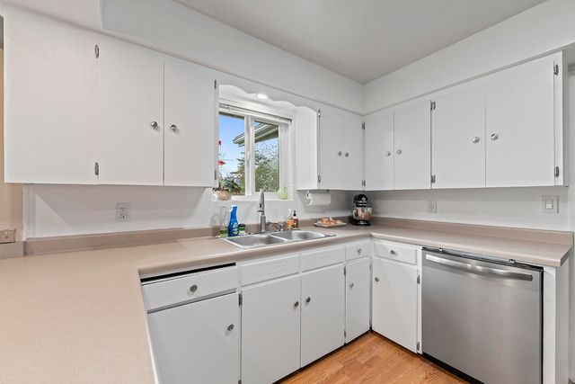 324 Stanley Avenue, Medford, OR 97504