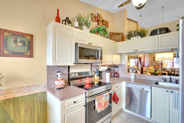 7593 Tahiti Lane 202, Lake Worth, FL 33467