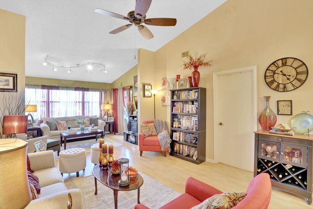 7593 Tahiti Lane 202, Lake Worth, FL 33467