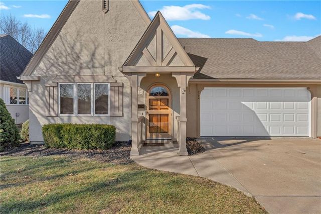 2724 Chipperfield Road, Lawrence, KS 66047