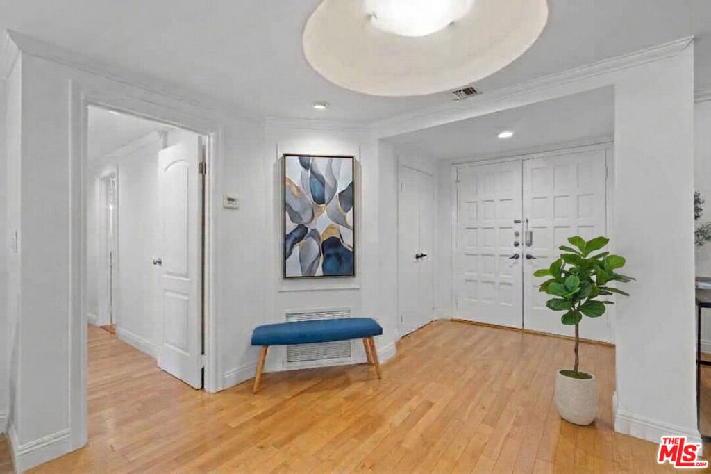 Image 21 of property listing at 1531 Camden Avenue 106, Los Angeles, CA 90025