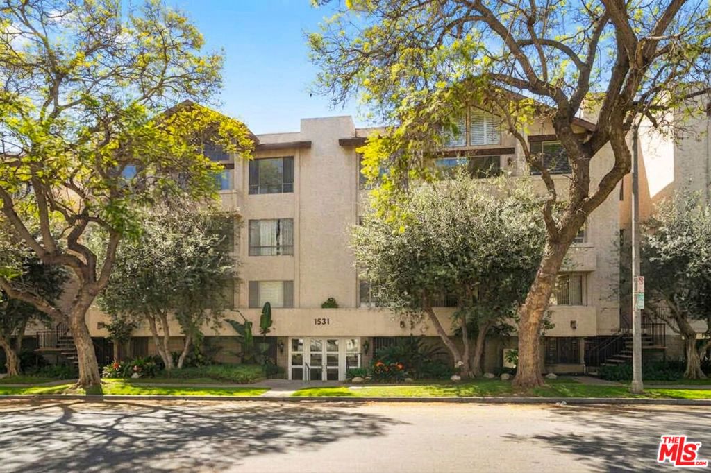 Image 27 of property listing at 1531 Camden Avenue 106, Los Angeles, CA 90025