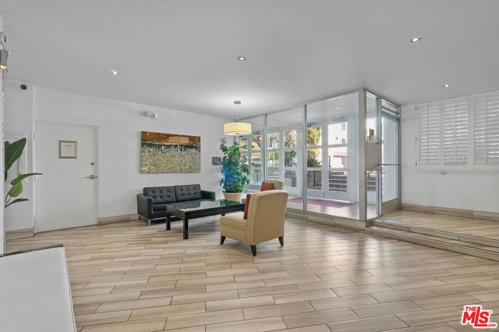 Image 29 of property listing at 1531 Camden Avenue 106, Los Angeles, CA 90025