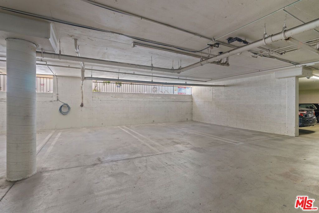 Image 30 of property listing at 1531 Camden Avenue 106, Los Angeles, CA 90025