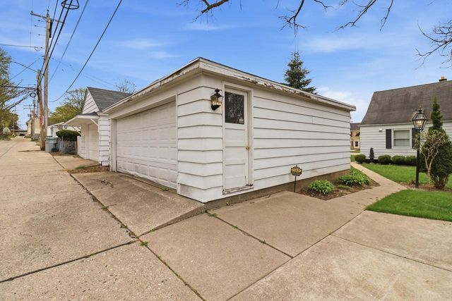 8526 W Center STREET, Milwaukee, WI 53222