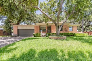 1233 Fair Oaks Drive, Irving, TX 75060