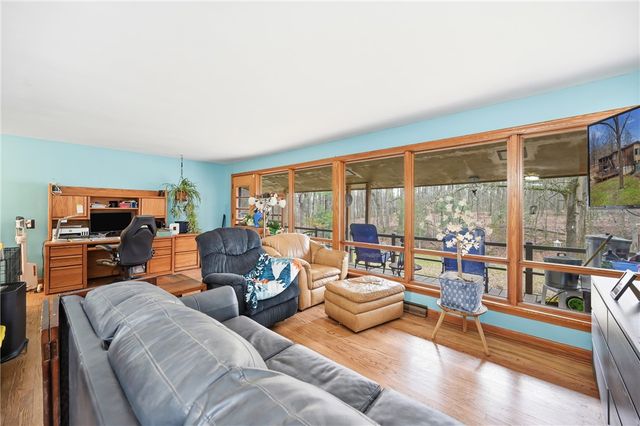 622 Woodland Dr, Pulaski Twp, PA 16143