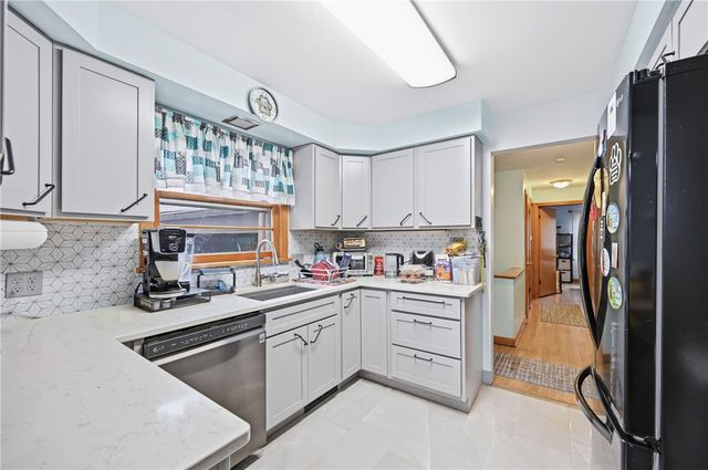 622 Woodland Dr, Pulaski Twp, PA 16143