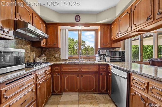 26449 Haverhill Drive, Warren, MI 48091