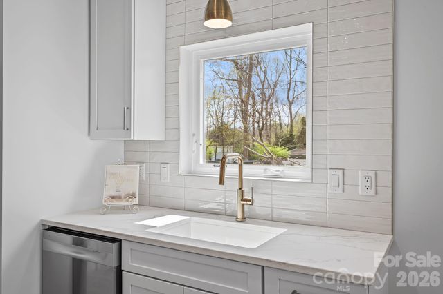 9 Gudger Road, Asheville, NC 28806