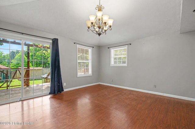 7917 Grenelle Dr, Louisville, KY 40228