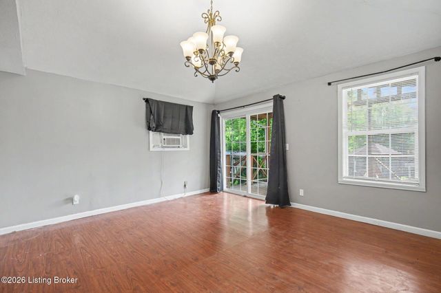 7917 Grenelle Dr, Louisville, KY 40228