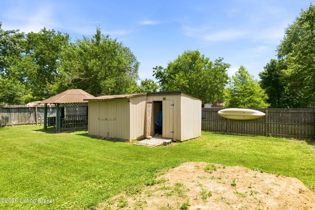 7917 Grenelle Dr, Louisville, KY 40228