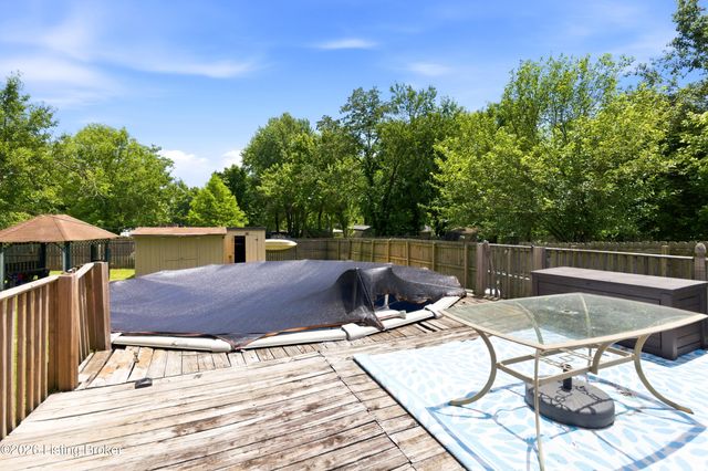 7917 Grenelle Dr, Louisville, KY 40228