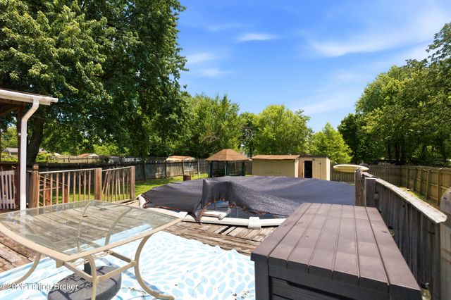 7917 Grenelle Dr, Louisville, KY 40228