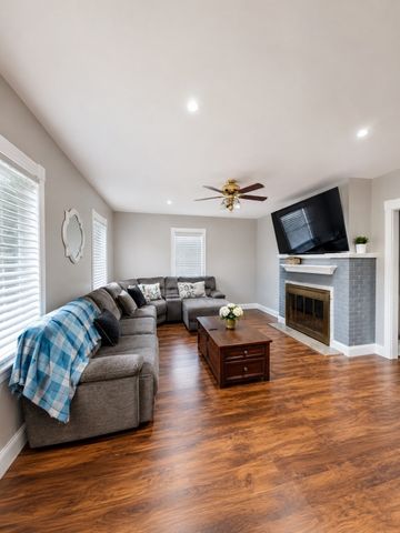 61 Austin St, Chicopee, MA 01013