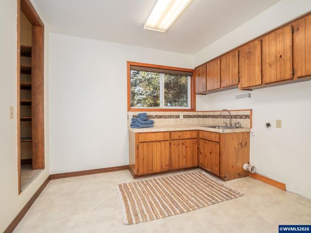 6503 Kinns Rd NE, Woodburn, OR 97071