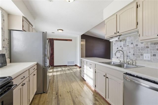 126 SE 240th Road, Warrensburg, MO 64093