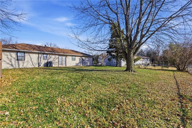 126 SE 240th Road, Warrensburg, MO 64093