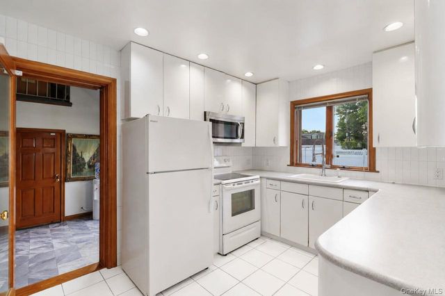 187 Commonwealth Avenue, Massapequa, NY 11758