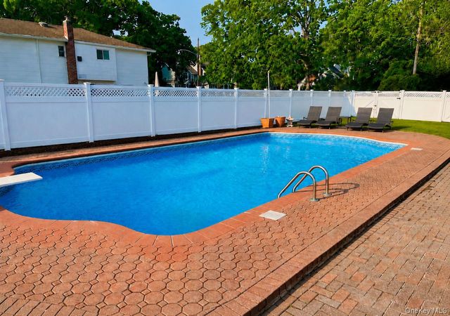 187 Commonwealth Avenue, Massapequa, NY 11758