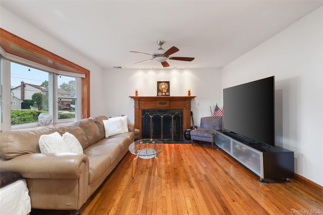 187 Commonwealth Avenue, Massapequa, NY 11758
