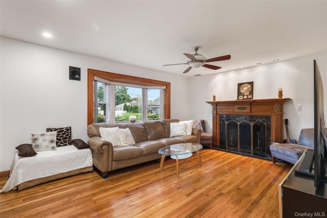 187 Commonwealth Avenue, Massapequa, NY 11758