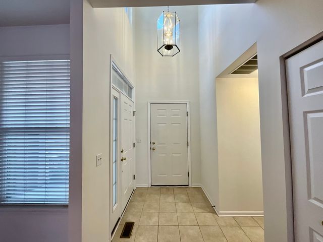 1829 N Crenshaw Circle, Vernon Hills, IL 60061