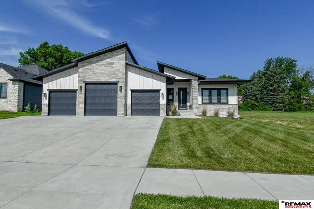 921 S 88th Street, Lincoln, NE 68520