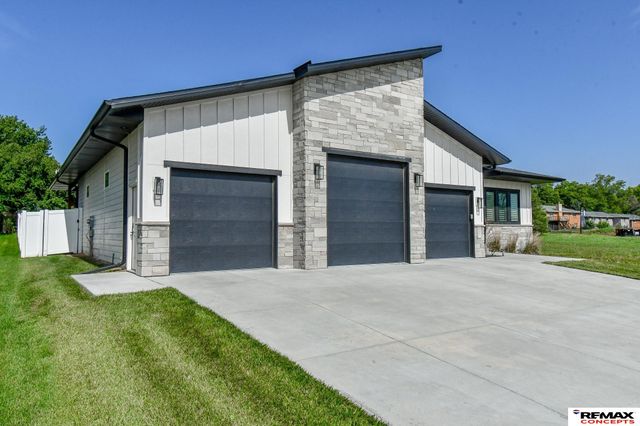 921 S 88th Street, Lincoln, NE 68520